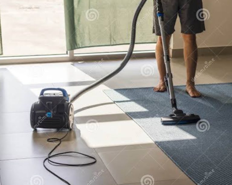 MTEGO ULIOMNASA HOUSE BOY AKILA URODA WA MKE WANGU