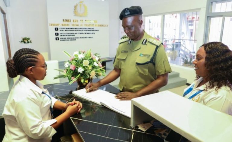 KAMANDA MURILO ATEMBELEA BANDA LA BoT MAONESHO YA SABASABA