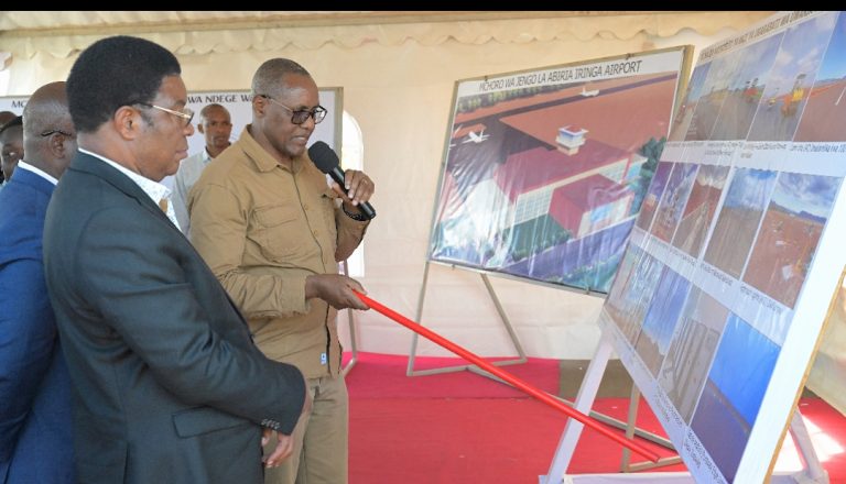 WAZIRI MKUU AKAGUA UJENZI WA UWANJA WA NDEGE WA NDULI ULIOPO IRINGA, AZUNGUMZA NA WATUMISHI