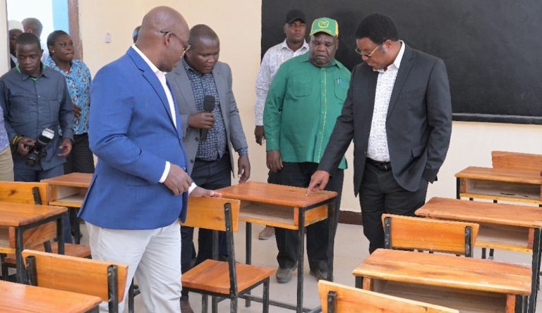 WAZIRI MKUU AKAGUA UJENZI WA SHULE YA SEKONDARI YA WASICHA LUGALO WILAYANI KILOLO.
