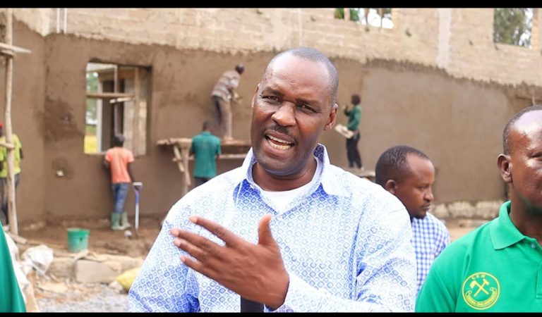 CCM MUSOMA MJINI WAKABIDHI MIFUKO YA SARUJI 138 JENGO LW KITEGA UCHUMI CCM MARA