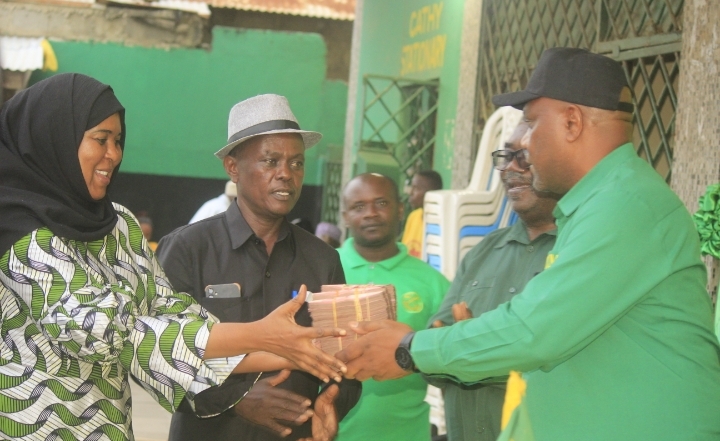 CCM TANGA YAKABIDHI MILIONI 30 KUWASOMESHA MADEREVA WA DALADALA 600