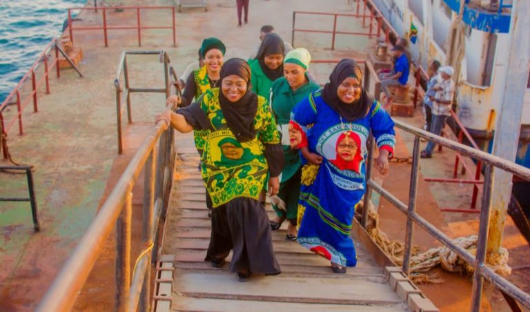 MGALU AKABIDHI VYEREHANI 11 VYENYE THAMANI YA MIL3.3 KWA UWT WILAYANI MAFIA