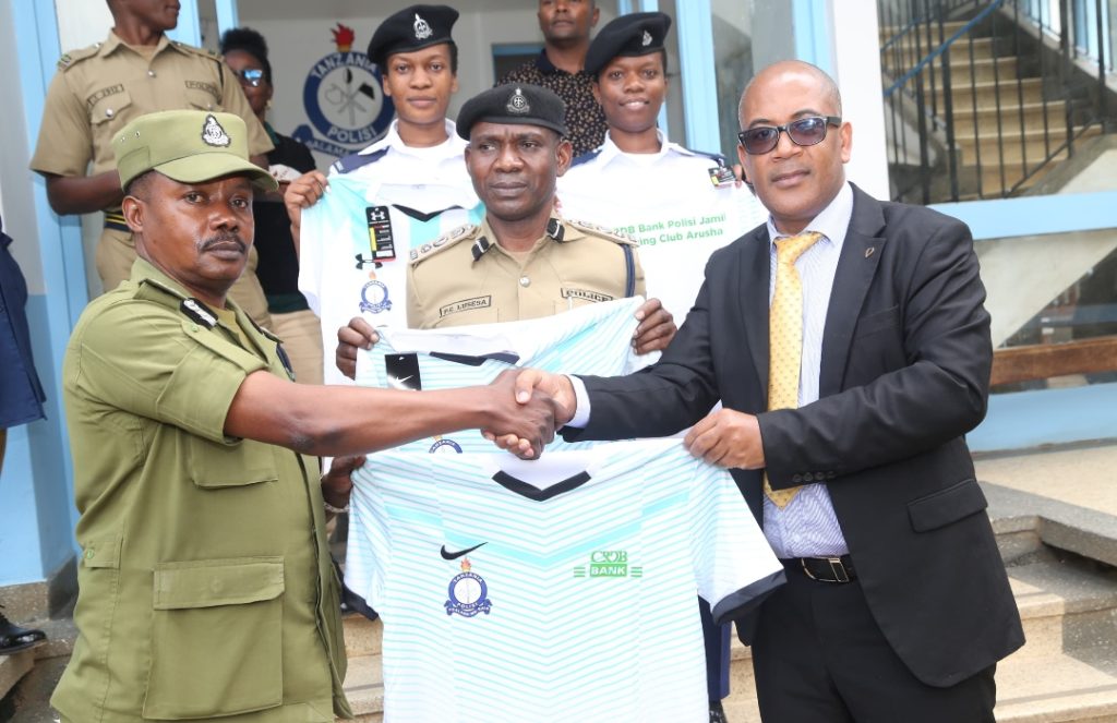 ARUSHA POLISI JOGGING CLUB PATA JEZI TOKA CRDB WAOMBA WANANCHI KUJIUNGA NAO ILI KUTOKOMEZA UHALIFU.
