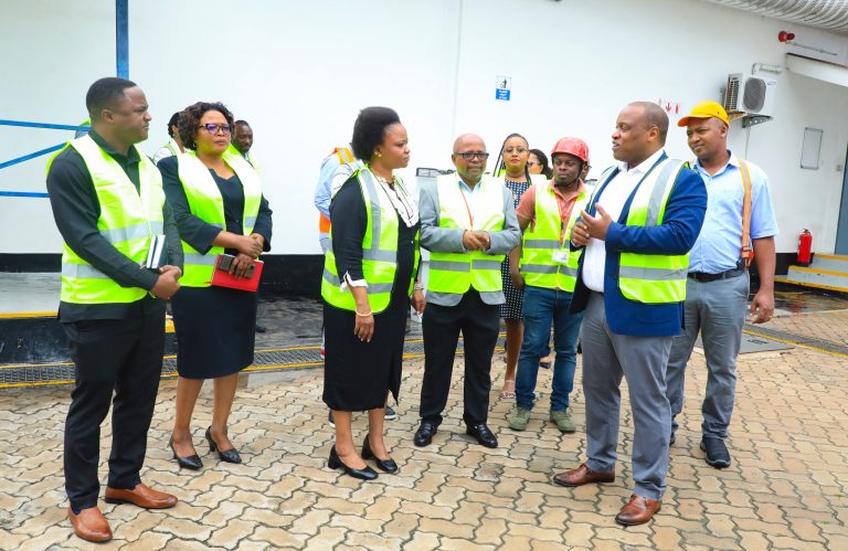 MHANDISI MAHUNDI ATEMBELEA KAMPUNI YA VODACOM TANZANIA