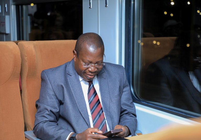 MAKAMU WA RAIS ASAFIRI KWA TRENI KUSHIRIKI YANGA DAY