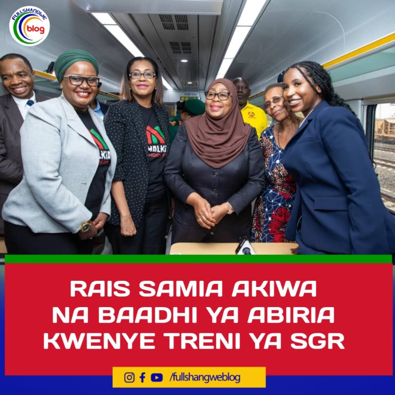 RAIS SAMIA AKIWA NA BAADHI YA ABIRIA KWENYE TRENI YA SGR