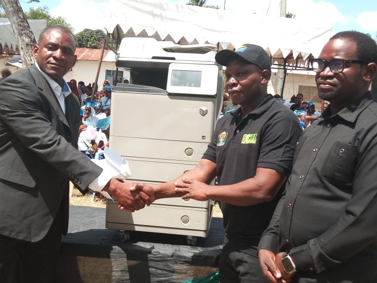 DIWANI KAMBI LEGEZA ASHUSHA NEEMA YA PHOTOCOPY MASHINE SHULE YA MSINGI VISIGA
