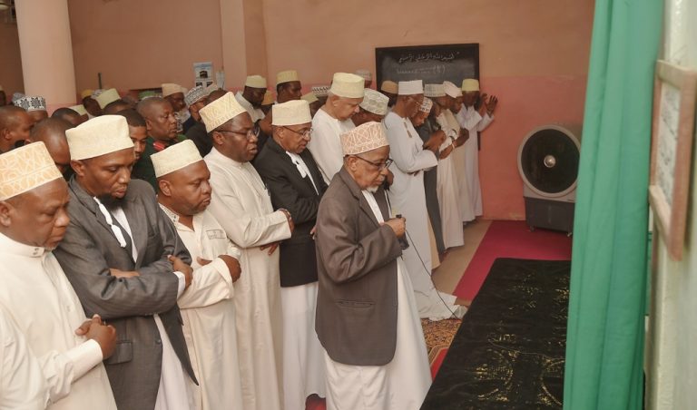 RAIS WA ZANZIBAR ALHAJJ DKT. MWINYI AJUMUIKA NA WANANCHI KATIKA SALA YA MAITI MSIKITI WA KWABOBO KIDONGOCHEKUNDU ZANZIBAR