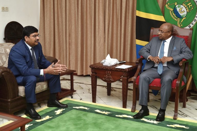 RAIS WA ZANZIBAR MHE.DK. MWINYI AZUNGUMZA NA BALOZI WA INDIA NCHINI TANZANIA MHE. BISHWADIP DEY IKULU ZANZIBAR