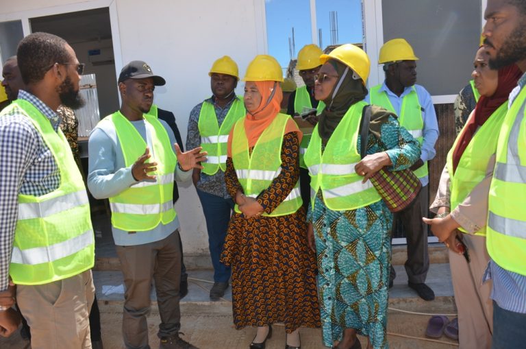 KAMATI YA KUDUMU YA USTAWI WA JAMII YA BARAZA LA WAWAKILISHI YAFANYA ZIARA KUTEMBELEA UJENZI WA JENGO LA SHIRIKA LA MAGAZETI YA SERIKALI ZANZIBAR
