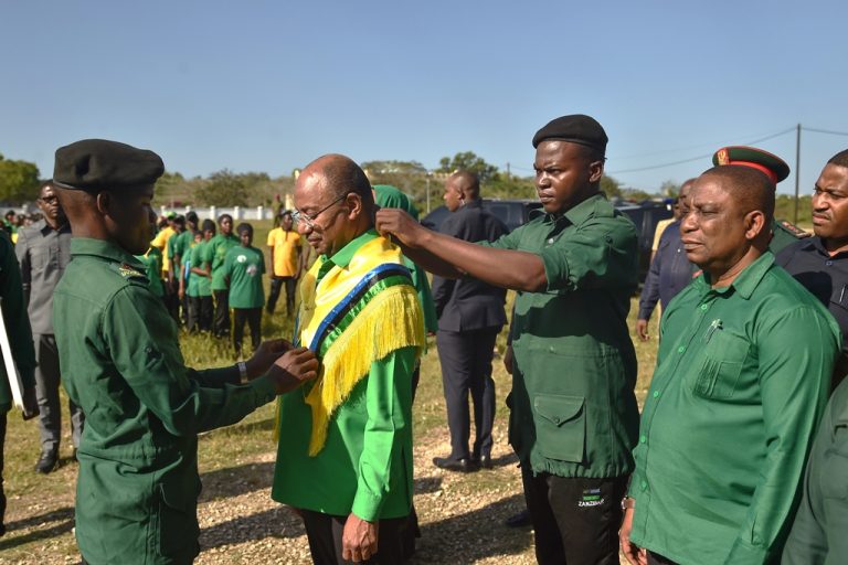MAKAMU MWENYEKITI WA CCM ZANZIBAR AMBAE PIA NI RAIS WA ZANZIBAR MHE.DK.HUSSEIN MWINYI AENDELEA NA ZIARA YAKE YA KICHAMA MKOA WA KUSINI UNGUJA
