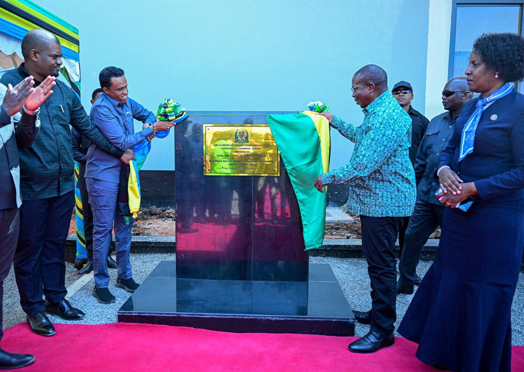 MAKAMU WA RAIS AWEKA JIWE LA MSINGI KIWANDA CHA KUSINDIKA ZABIBU.