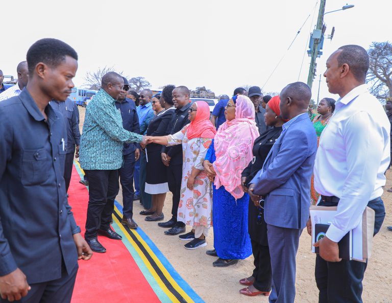 MAKAMU WA RAIS AWEKA JIWE LA MSINGI MRADI WA MAJI IBIHWA