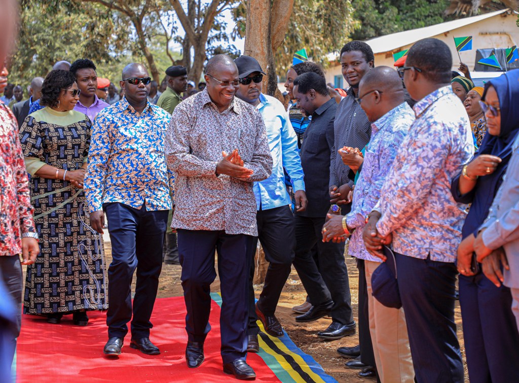 MAKAMU WA RAIS ATEMBELEA SHULE YA WALEMAVU AZUNGUMZA NA WANANCHI KONDOA