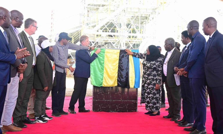 RAIS SAMIA AWEKA JIWE LA MSINGI UJENZI WA KIWANDA CHA SUKARI KILOMBERO, AZUNGUMZA NA WANANCHI MANG’ULA