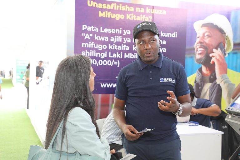 WANANCHI WAJITIKEZA KURASIMISHA BIASHARA ZAO BANDA LA BRELA MAONESHO YA NANENANE