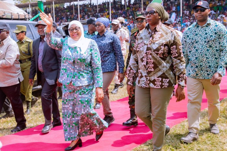 RAIS SAMIA AKIWASILI  KATIKA UWANJA WA JAMHURI MKOANI MOROGORO, APIGA SELFIE NA WANANCHI