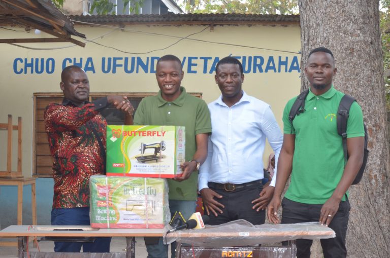 MWENYEKITI WA UVCCM TAIFA AKABIDHI VYEREHANI CHUO CHA UFUNDI FURAHIKA