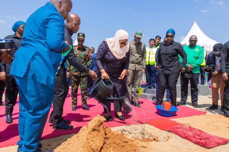 RAIS SAMIA AWEKA JIWE LA MSINGI UJENZI WA JENGO LA MAABARA KUU YA KILIMO