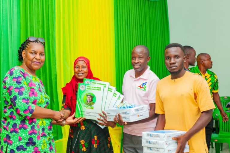 DKT. MABULA AKABIDHI SHAJARA ZA MILIONI 7.1 KWA WATENDAJI WA CCM 