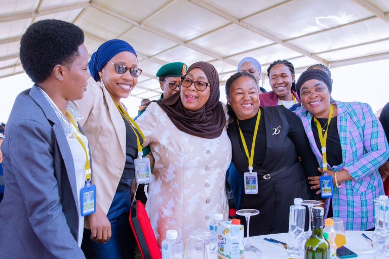 RAIS SAMIA AKIWA NA WAANDISHI WA HABARI WA MKOA WA DODOMA CHAMWINO IKULU