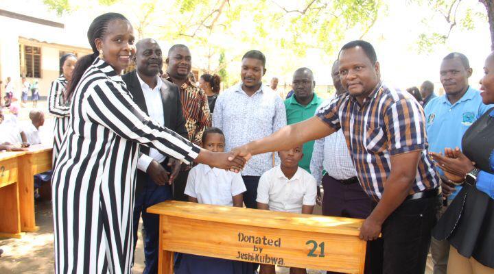 WANAWAKE JESHI KUBWA WATOA MSAADA WA MADAWATI SHULE YA MSINGI KULANGWA