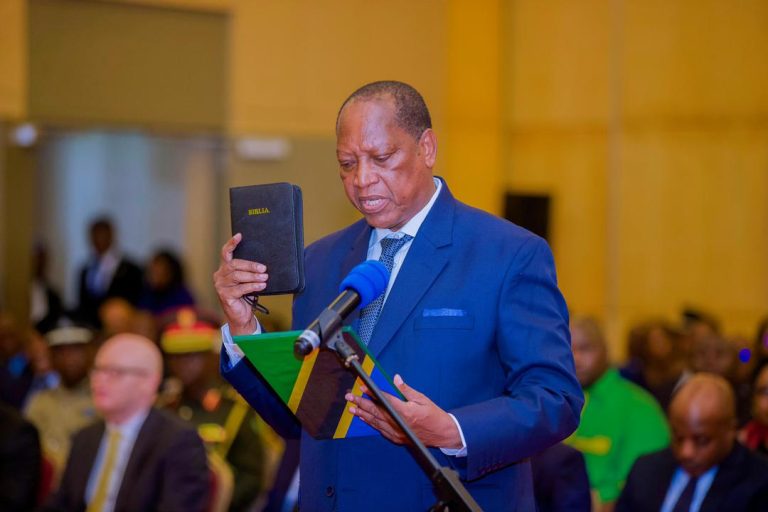 RAIS DKT. SAMIA AWAAOISHA MAWAZIRI NA VIONGOZI MBALIMBALI IKULU MAGOGONI
