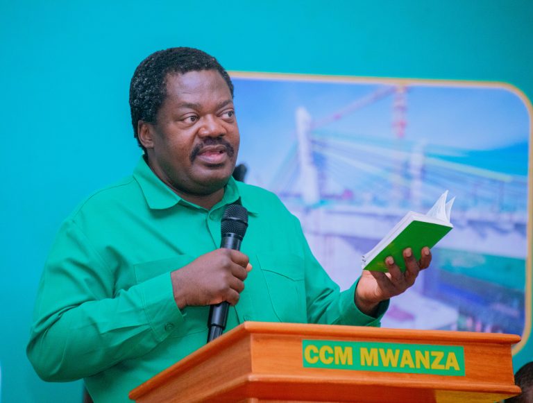 CCM WAGUSWA NA MANYANYASO YA MBOWE KWA LISSU, WAMCHANGIA FEDHA ASAFIRI VIZURI