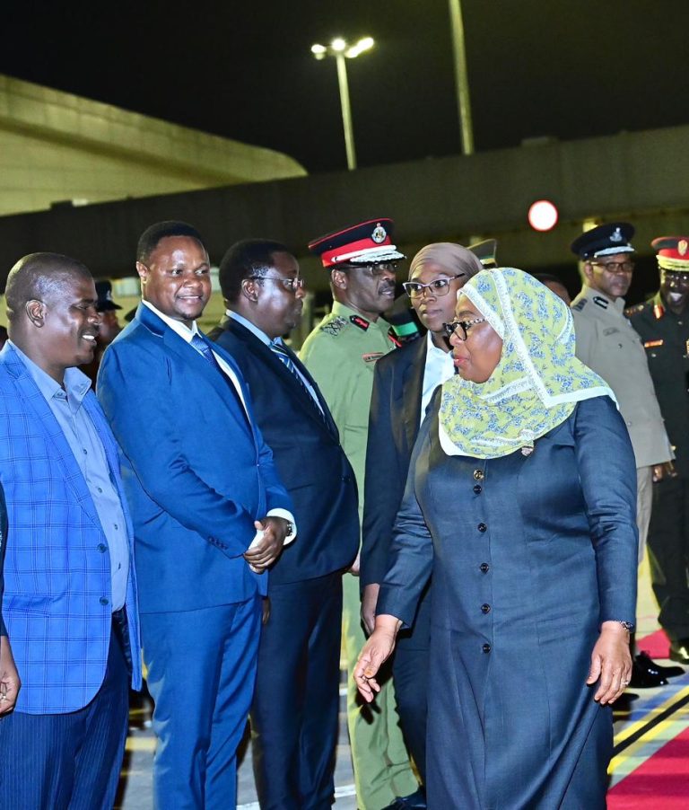 RAIS SAMIA ALIPOWASILI KWENYE UWANJA WA NDEGE WA SHEIKH AMRI ABEID