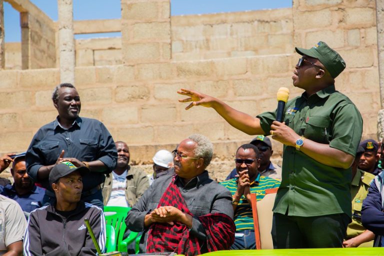 ZIARA WAZIRI MAVUNDE YALETA FARAJA KWA WACHIMBAJI WADOGO WA LEMISHUKO,SIMANJIRO- MANYARA