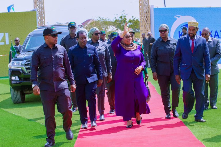 RAIS SAMIA ASHIRIKI KATIKA KILELE CHA TAMASHA KA KIZIMKAZI