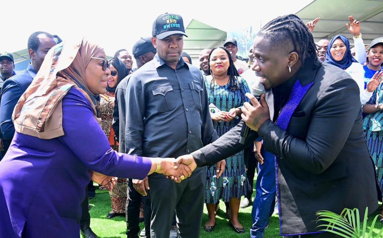 RAIS SAMIA AWAHUTUBIA WANANCHI KATIKA TAMASHA LA KIZIMKAZI MWEHE KUSINI UNGUJA