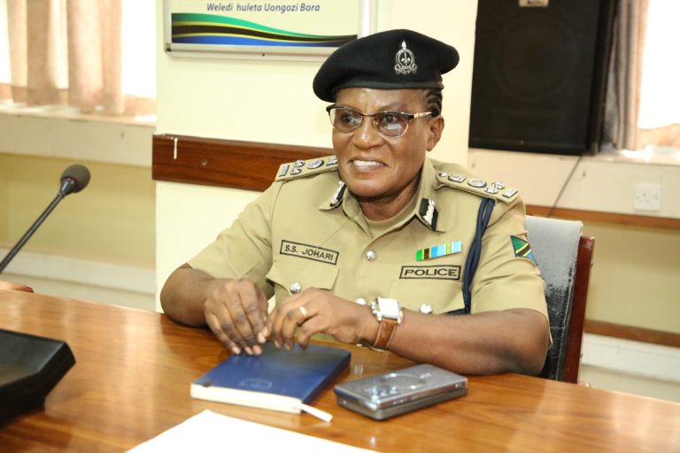DCP NYAMBABE AKABIDHI BENDERA KWA ASKARI WA KIKE WANAOKWENDA KUSHIRIKI MAFUNZO YA DUNIA NCHINI MAREKANI.