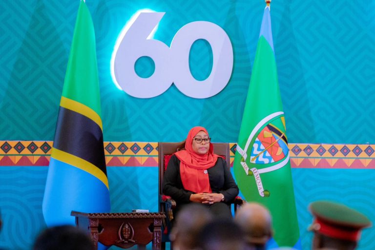 AMIRI JESHI MKUU RAIS SAMIA SULUHU HASSAN ATUNUKU NISHANI YA MIAKA 60 YA JESHI LA ULINZI IKULU DAR ES SALAAM