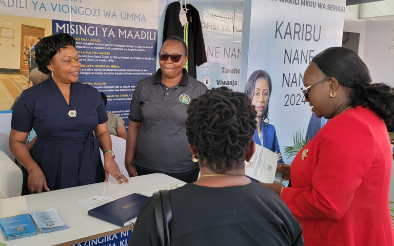 KATIBU WA BUNGE ATEMBELEA BANDA LA SEKRETARIETI YA MAADILI MAONESHO YA NANENANE DODOMA