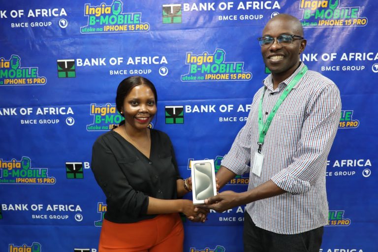 BANK OF AFRICA -TANZANIA YAMZAWADIA MSHINDI WA PILI WA KAMPENI YAKE YA KIDIGITALI YA “INGIA B-MOBILE UTOKE NA IPHONE 15”