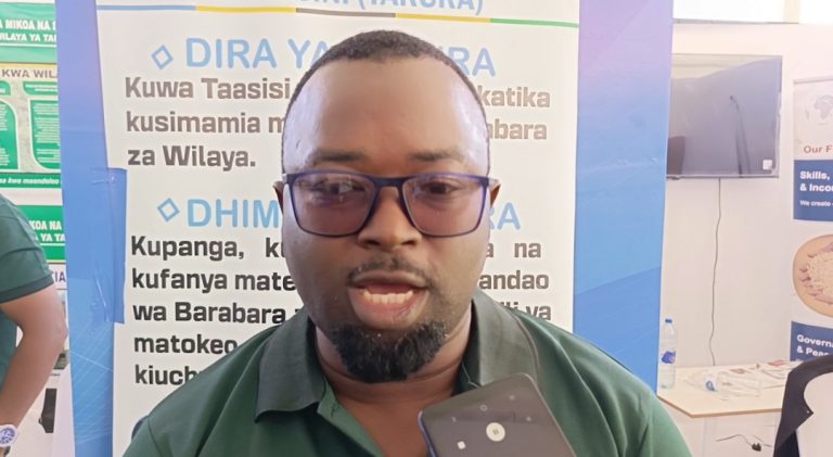 TARURA DODOMA JIJI YAKEMEA WANAOTUPA TAKATAKA KWENYE MITARO YA BARABARA
