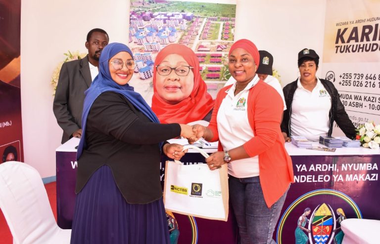 VIONGOZI WA TTCL WATEMBELEA WATEJA WALIOUNGANISHWA NA FAIBA NANENANE