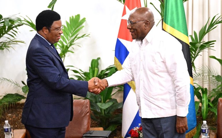 WAZIRI MKUU AKUTANA NA MAKAMU WA RAIS WA CUBA – HAVANA