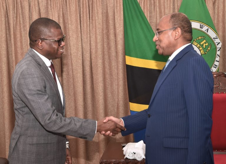 RAIS WA ZANZIBAR MHE.DK.HUSSEIN MWINYI AZUNGUMZA NA BALOZI WA MALI NCHINI TANZANIA IKULU ZANZIBAR.