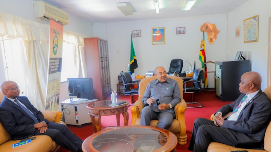 WAZIRI KOMBO AFANYA KIKAO NA WATUMISHI WA UBALOZI WA TANZANIA NCHINI ZIMBABWE