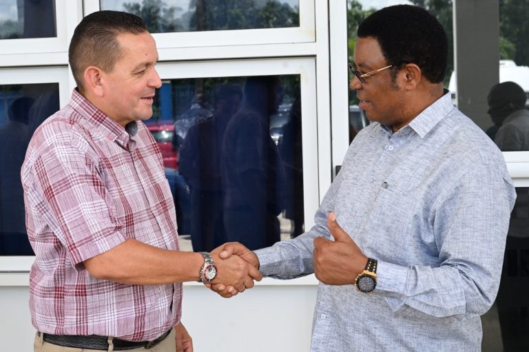 WAZIRI MKUU ATEMBELEA VIWANDA NA VITUO VYA UTAFITI VYA LABIOFAM NA CIGB NCHINI CUBA