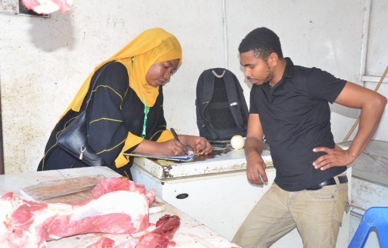 ZFDA YAFANYA UKAGUZI NA KUYAFUNGIA MADUKA MANNE