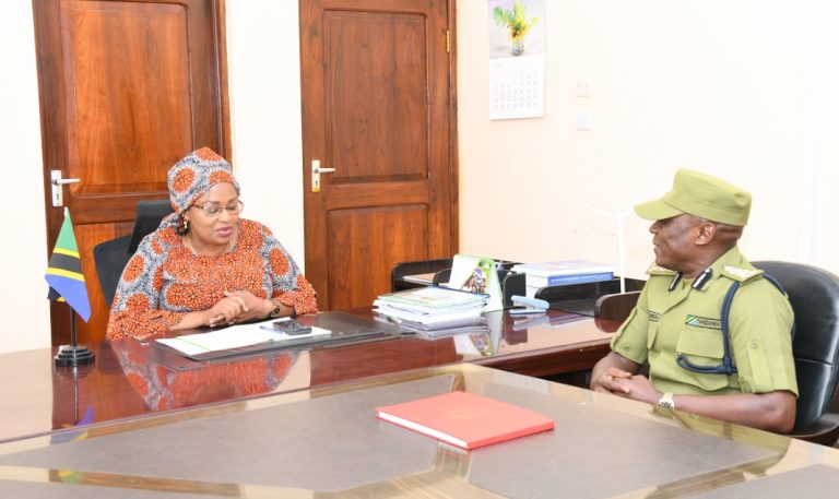 IGP WAMBURA AKUTANA NA MKUU WA MKOA WA SINGIDA