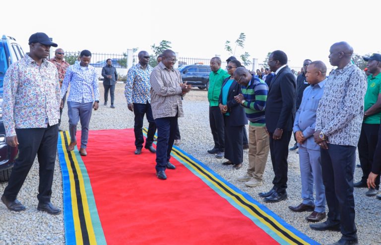 MAKAMU WA RAIS AZINDUA JENGO LA HALMASHARI YA WILAYA YA CHEMBA