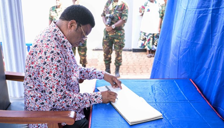 WAZIRI MKUU AMWAKILISHA RAIS DKT. SAMIA KATIKA MSIBA WA MKE WA MNADHIMU MKUU WA JESHI.