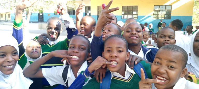 WANAFUNZI SIMANJIRO WAFURAHIA KUHITIMU DARASA LA SABA 