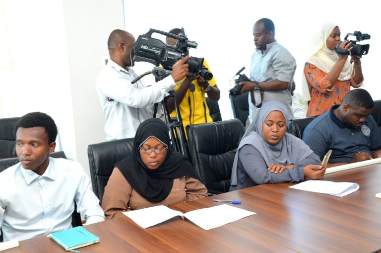 WAZIRI WA MAJI NISHATI NA MADINI AZUNGUMZA NA WAANDISHI ZANZIBAR.
