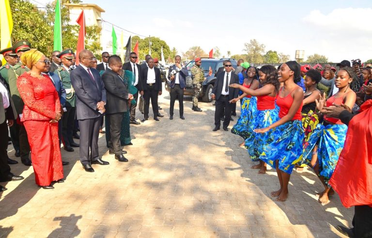 MAADHIMISHO YA MIAKA 50 YA UHURU WA JAMHURI YA MSUMBIJI MGENI RASMIN RAIS WA ZANZIBAR MHE.DKT. MWINYI VIWANJA VYA MATORA MSUMBIJI